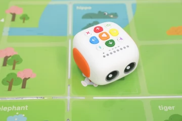 Комплект безэкранного робота для обучения программированию Tale-Bot PRO(Комплект робота и карт с дополнениями для обучения алгоритмике, безэкранному программированию и STEAM-развитию детей от 3 лет)